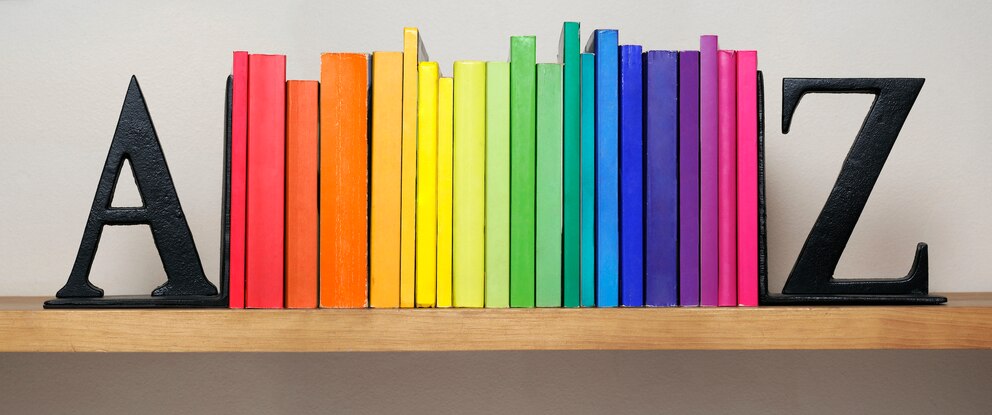 Bücher im Regenbogen-Look