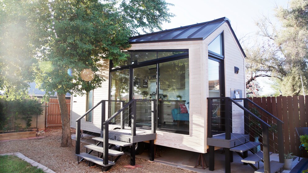 Tiny House: Ein Tiny House oder Mikrohaus mit Fensterzeile zum Boden und zwei Treppen
