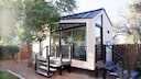 Tiny House: Ein Tiny House oder Mikrohaus mit Fensterzeile zum Boden und zwei Treppen