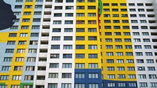 Serielles Bauen: Ostberliner Plattenbau mit bunt bemalter Fassade