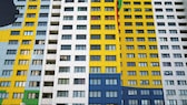 Serielles Bauen: Ostberliner Plattenbau mit bunt bemalter Fassade