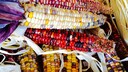 Mais: Mehrere Maiskolben mit bunten Körnern