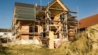 Hausbesitzer Neuregelungen: Eine Baustelle von einem Einfamilienhaus