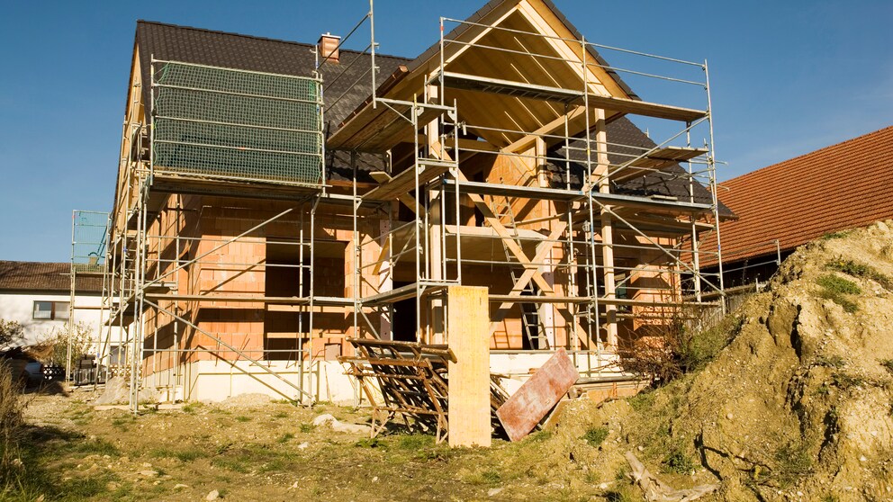 Hausbesitzer Neuregelungen: Eine Baustelle von einem Einfamilienhaus