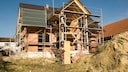 Hausbesitzer Neuregelungen: Eine Baustelle von einem Einfamilienhaus