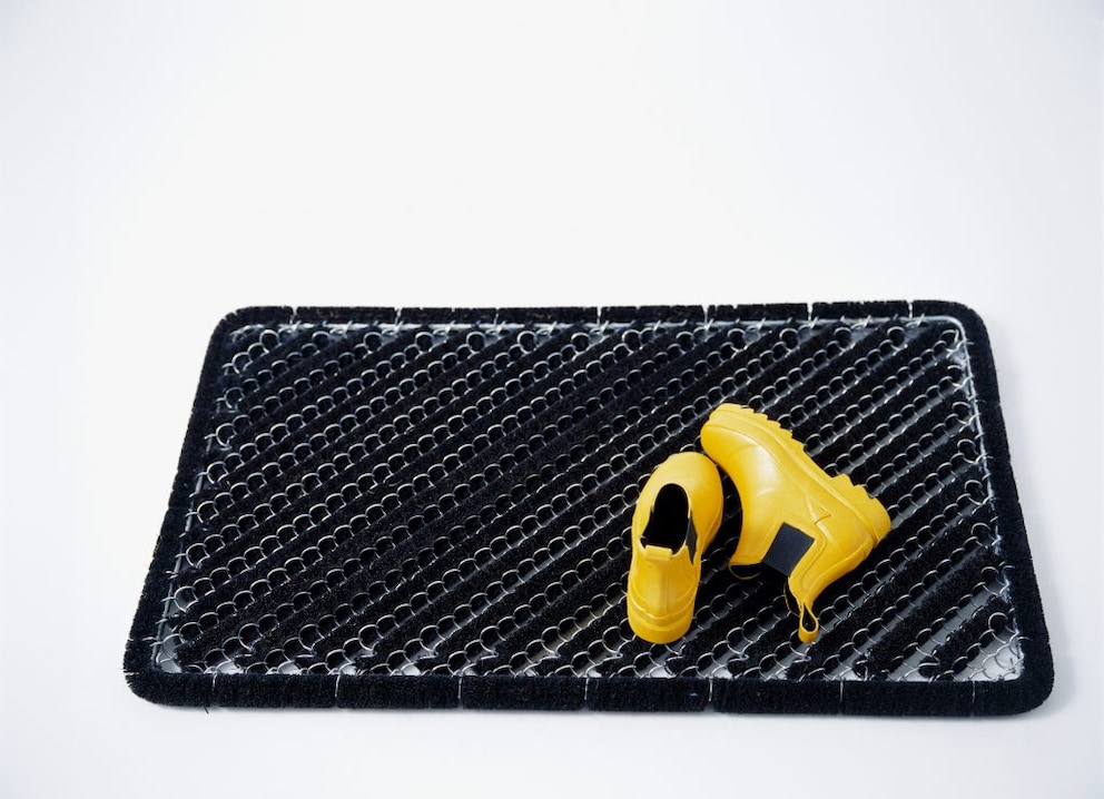 Dirt trapper mat with yellow rubber shoes