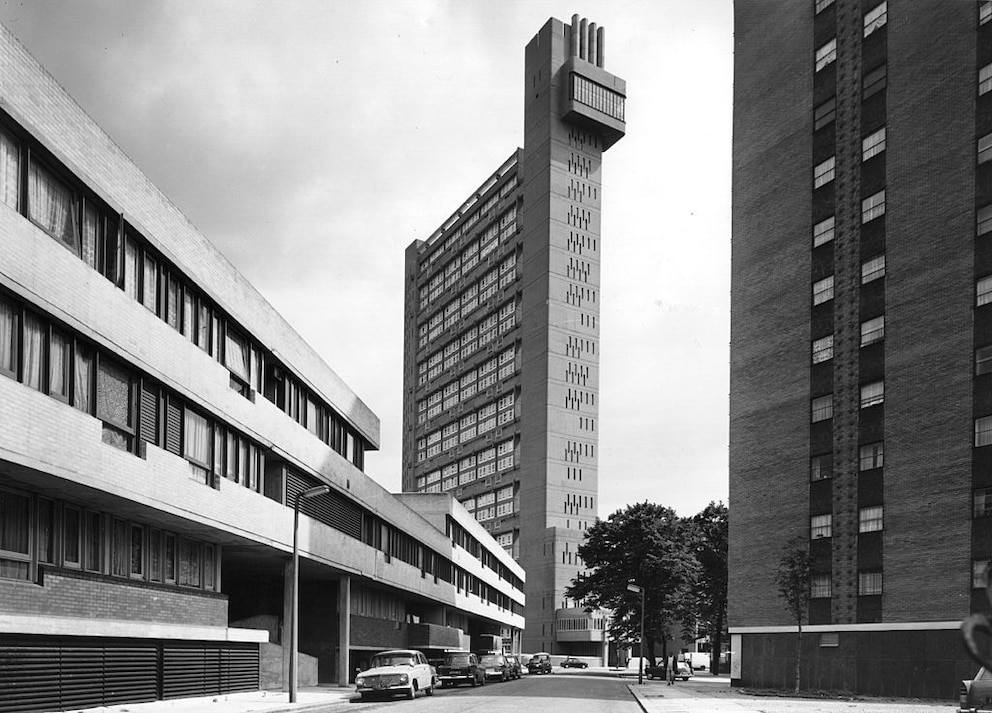 Der Trellick Tower von Erno Goldfinger in der Golborne Road, West London