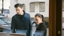 Pärchen schaut Immobilienanzeigen an