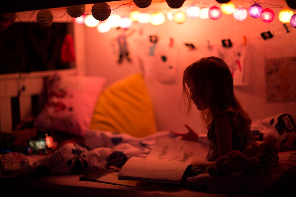 Lichterketten und Kissen sorgen für ein gemütliches Ambiente im Kinderzimmer