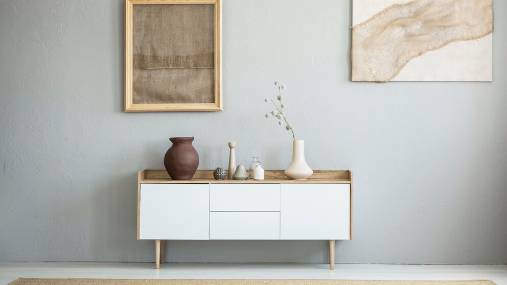ansprechend dekoriertes Sideboard
