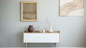 ansprechend dekoriertes Sideboard