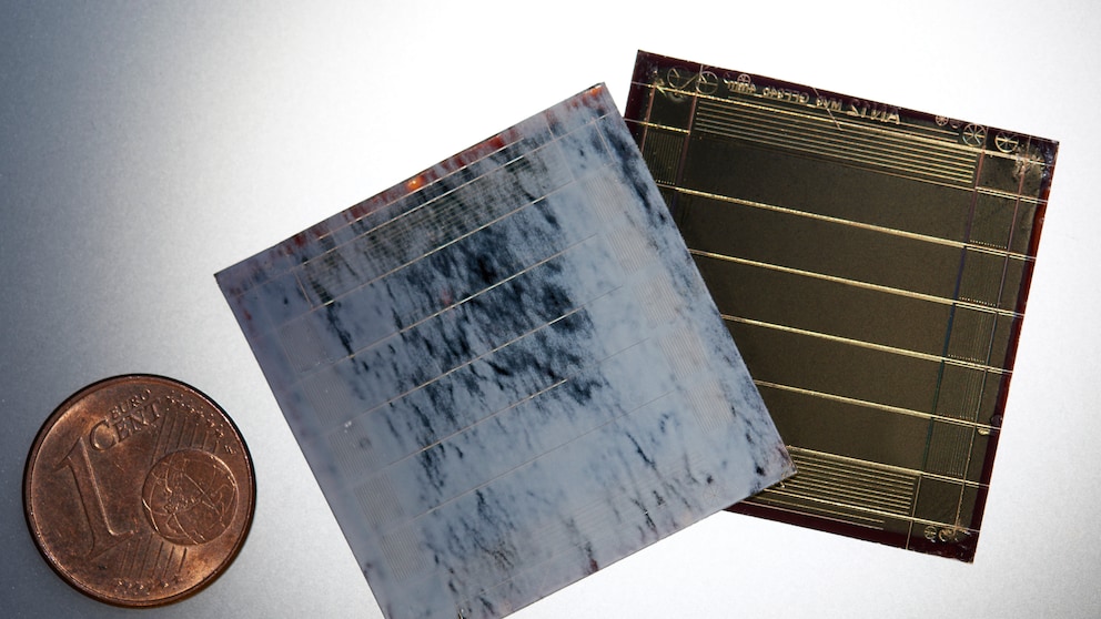 Bunte Solarmodule: Nahaufnahme von Solarzellen in Mamoroptik