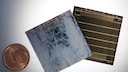 Bunte Solarmodule: Nahaufnahme von Solarzellen in Mamoroptik
