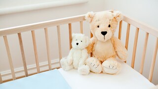 Babybett mit Kuscheltieren