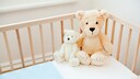 Babybett mit Kuscheltieren