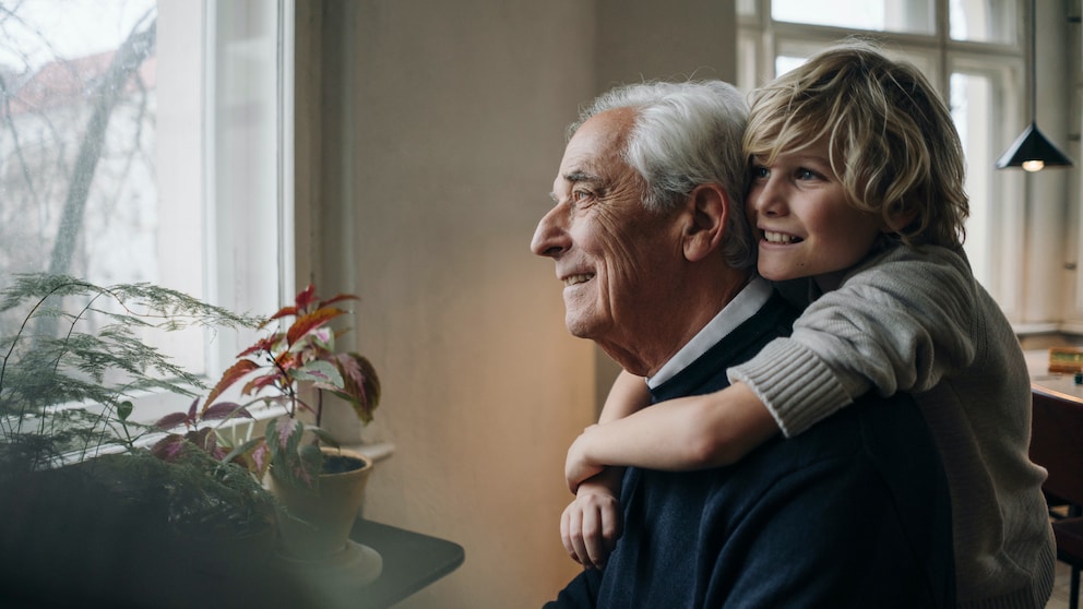 Opa mit Enkel im Mehrgenerationenhaushalt