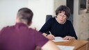 Ältere Frau beantragt Wohngeld