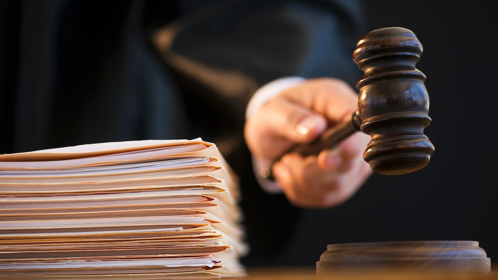 Richter fällt Urteil über Einklagen der Miete beim Jobcenter