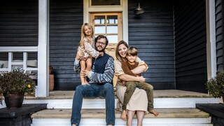 Familie vor ihrem Eigenheim – Kaufen oder mieten