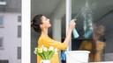 Fr&uuml;hjahrsputz Fenster Frau