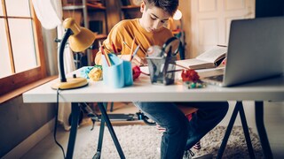 Schulkind am Schreibtisch im Kinderzimmer