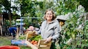 Frau im Selbstversorger-Garten