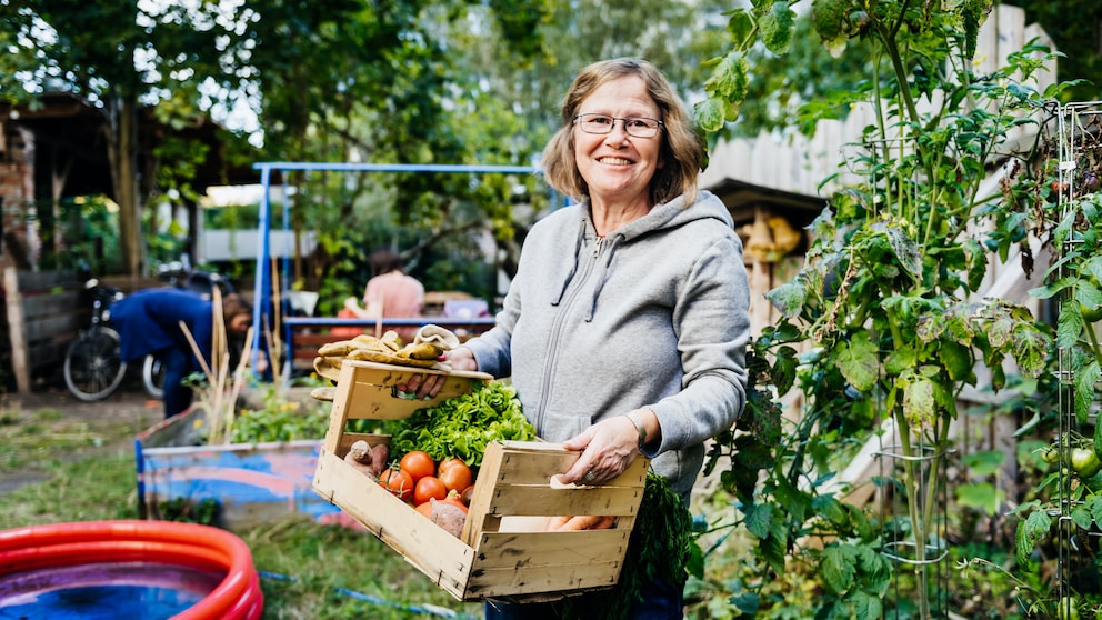 Frau im Selbstversorger-Garten