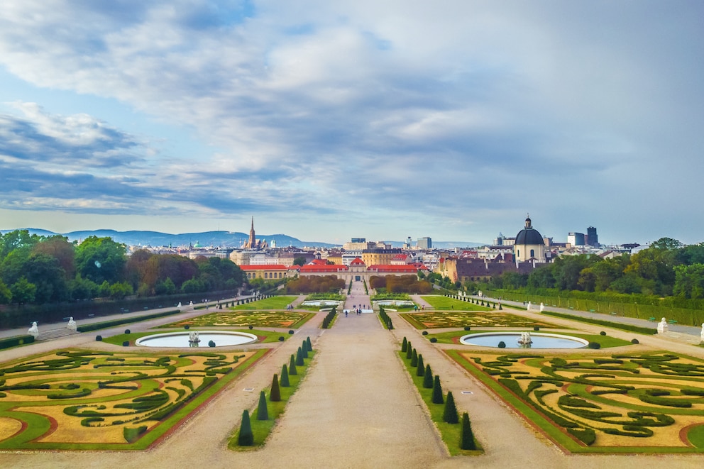 Der Schlosspark Belvedere in Wien wurde ebenfalls nach französischem Vorbild gestaltet. Gut erkennbar ist hier die zentrale Achse