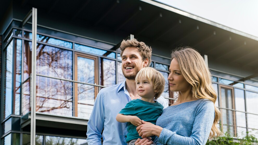 Familie vor Haus