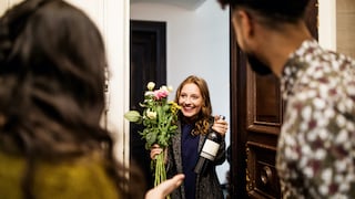 Ein schöner Blumenstrauß eignet sich so gut wie immer als Geschenk – auch zum Einzug