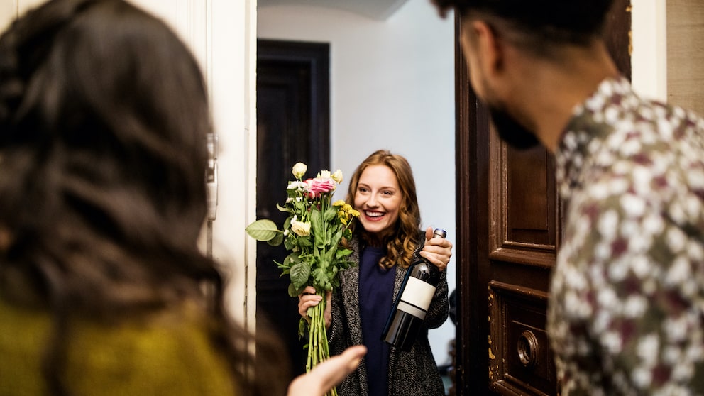 Ein schöner Blumenstrauß eignet sich so gut wie immer als Geschenk – auch zum Einzug