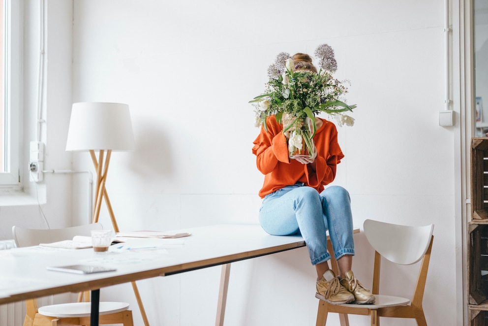 Als Geschenk befüllt man die Vase gleich mit den Lieblingsblumen des Beschenkten