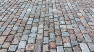 Granitstein ist in verschiedenen Farben für das Haus und den Garten erhältlich