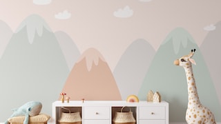 Ein Bergpanorama kindlich stilisiert und in zarten Pastellfarben gehalten