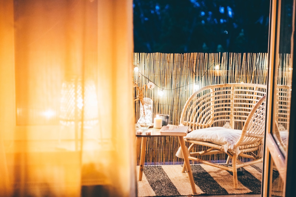 Ein erleuchteter Boho-Balkon am Abend