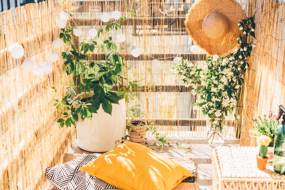 Ein Boho-Balkon zeichnet sich durch viele Naturmaterialien aus