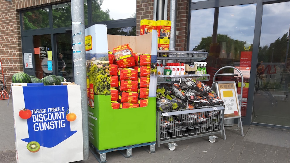 Grillkohle vor dem Supermarkt