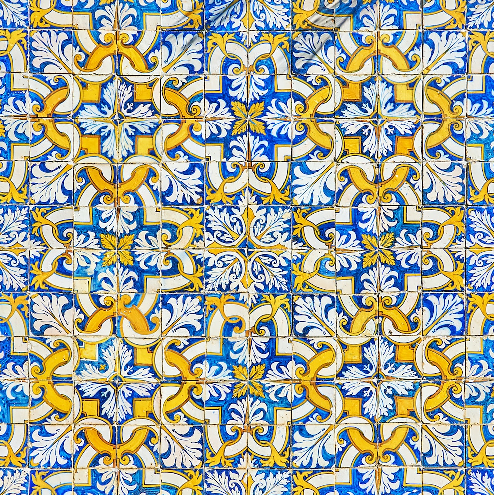 Azulejo im ikonischen Look in den Farben Weiß, Gelb und Blau