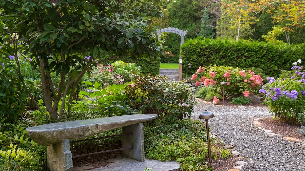 Auf eine Sitzgelegenheit sollte man im Garten nicht verzichten