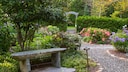 Auf eine Sitzgelegenheit sollte man im Garten nicht verzichten