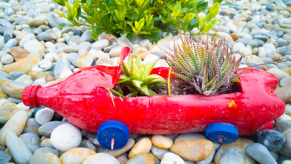 Aus Plastikflaschen kann man allerhand in DIY Weise herstellen., wie zum Beispiel dieses schöne Blumenauto.