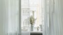 Wei&szlig;e Vorh&auml;nge am Fenster