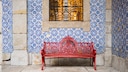 Eine typische Hausfassade in Portugal, die reichlich verziert ist mit Azulejos
