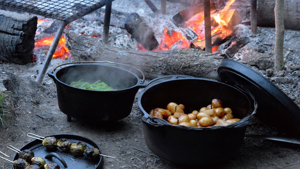 Mit einem Dutch Oven ist es möglich, Speisen auf verschiedene Arten zuzubereiten. Bereits unsere Vorfahren nutzten ihn