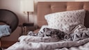 Ein Bett mit vielen Decken und Kissen