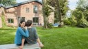 Paar vor Einfamilienhaus