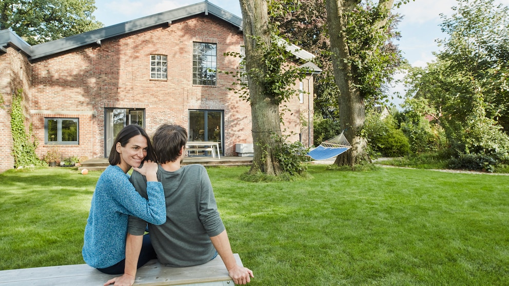 Paar vor Einfamilienhaus