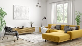 Gelbes Sofa in modern eingerichtetem Wohnzimmer