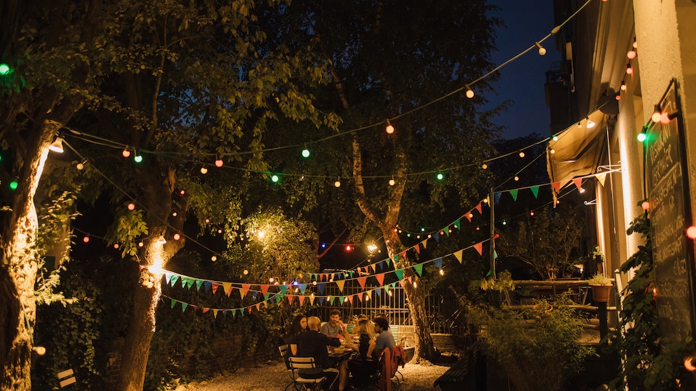 Eine Kerze hätte es auch getan. Wenn man Strom im Garten sparen will, gibt es viele Möglichkeiten, eine ist die Beleuchtung sinnvoll umzugestalten