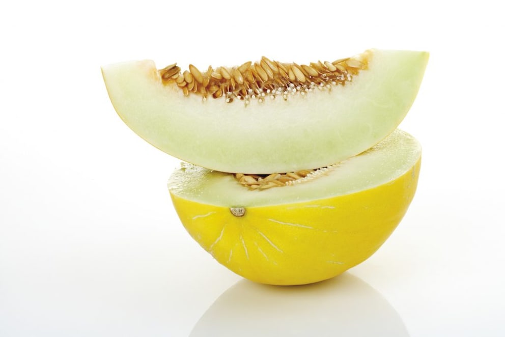 The honeydew melon is especially popular in the summer. It is refreshingly sweet and easy to cut. However, it must be ripe, otherwise it does not taste good